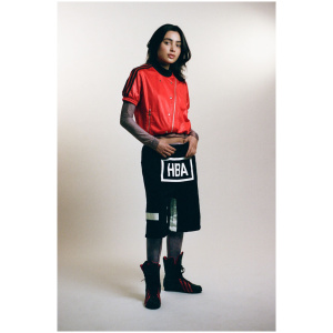 Short noir Hood by air occasion