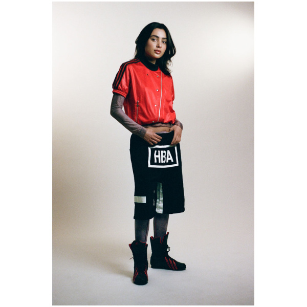 Short noir Hood by air occasion